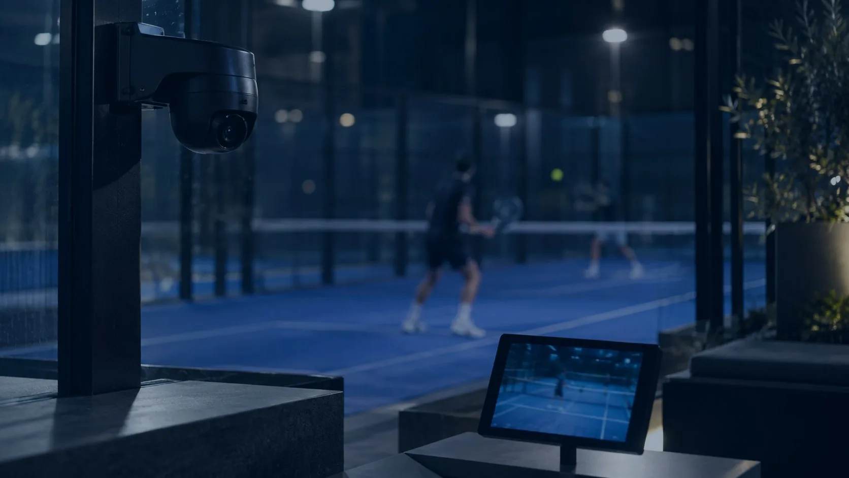 Equipamiento tecnológico frente a una cancha de pádel